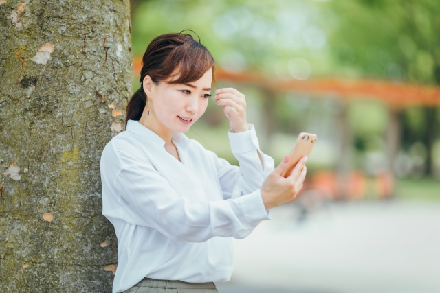 髪の毛を気にする女性