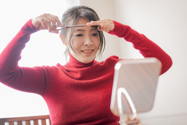 前髪を切る