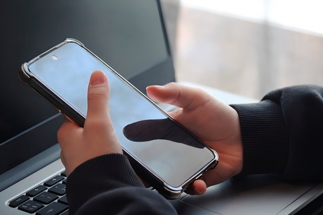 スマホを操作する