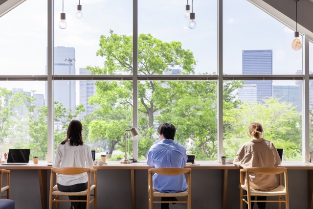 オフィスで働く人々