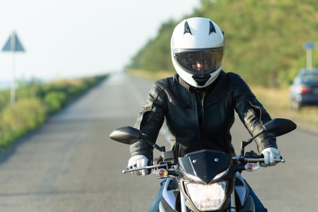 バイクに乗る人