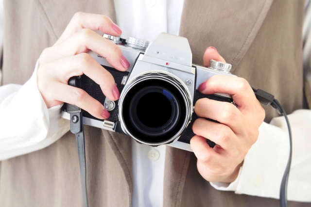 カメラを持つ女性