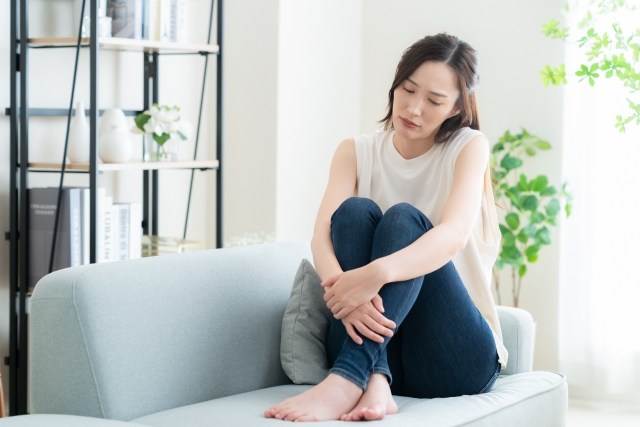 後悔している女性