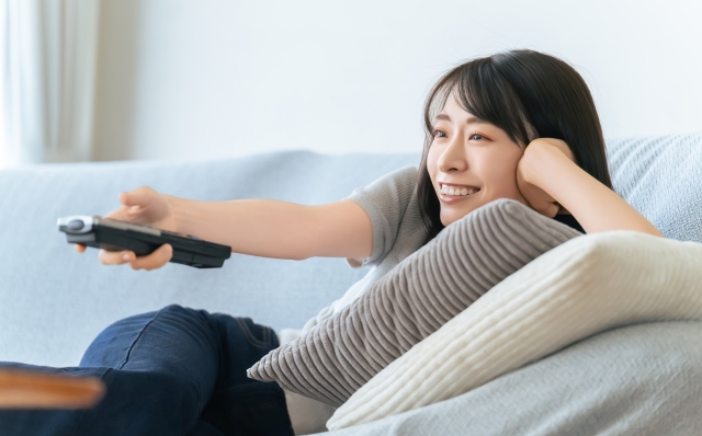 テレビを見る女性