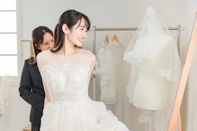 ドレスを着る女性